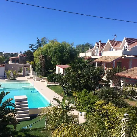 Apartment Seaside Serenity: With Pool And Sea Views Pozzallo