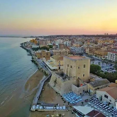 Seaside Serenity: With Pool And Sea Views Pozzallo