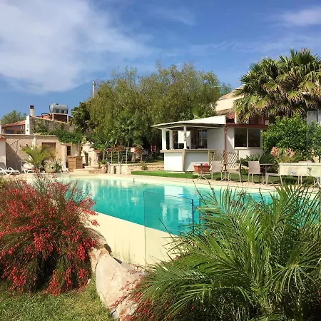 Apartment Seaside Serenity: With Pool And Sea Views *